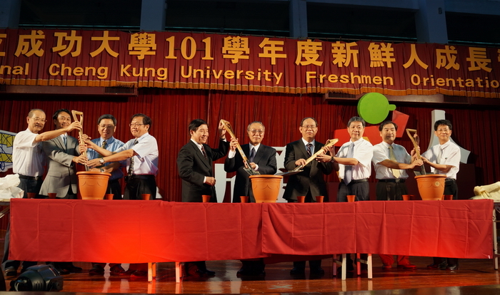 成大新鮮人 成功登大人 校長黃煌煇說EQ比IQ更重要，成功的人都是跟別人有很好的互動圖片