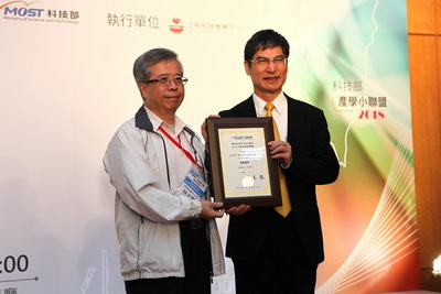 能源科技與策略研究中心「綠色建材產業聯盟」，獲得107年產學技術聯盟（產學小聯盟）合作計畫土木能環組「績優團隊」。