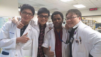 來自索羅門的波波拉（Paul Bosawai Popora）從成大獲得醫學學位